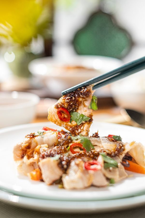 Sichuanese pork slices with garlic and five-spice vinaigrette