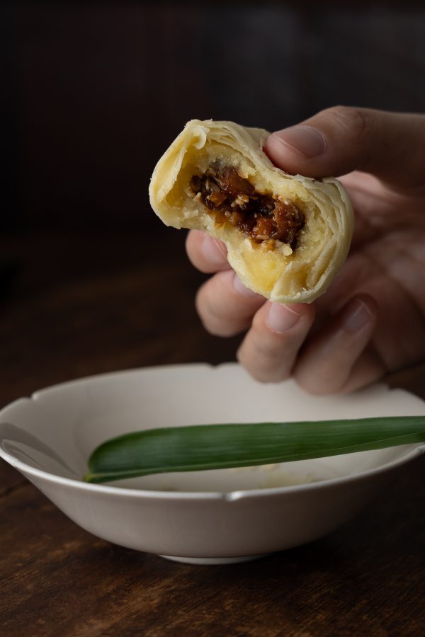 A person picks up a Minnan rice cake at Hau Sinn-Lim. 