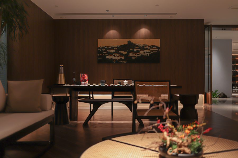 The interior of Yanyu is wood- and earth-toned.  