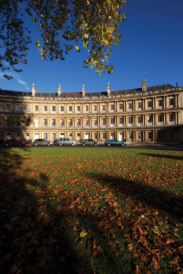 The Royal Crescent in Bath in the daytime.