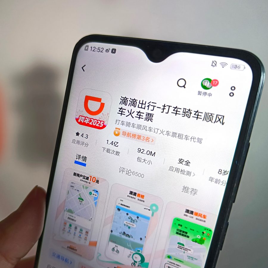 Person holding up a phone with a Chinese navigational app on it.