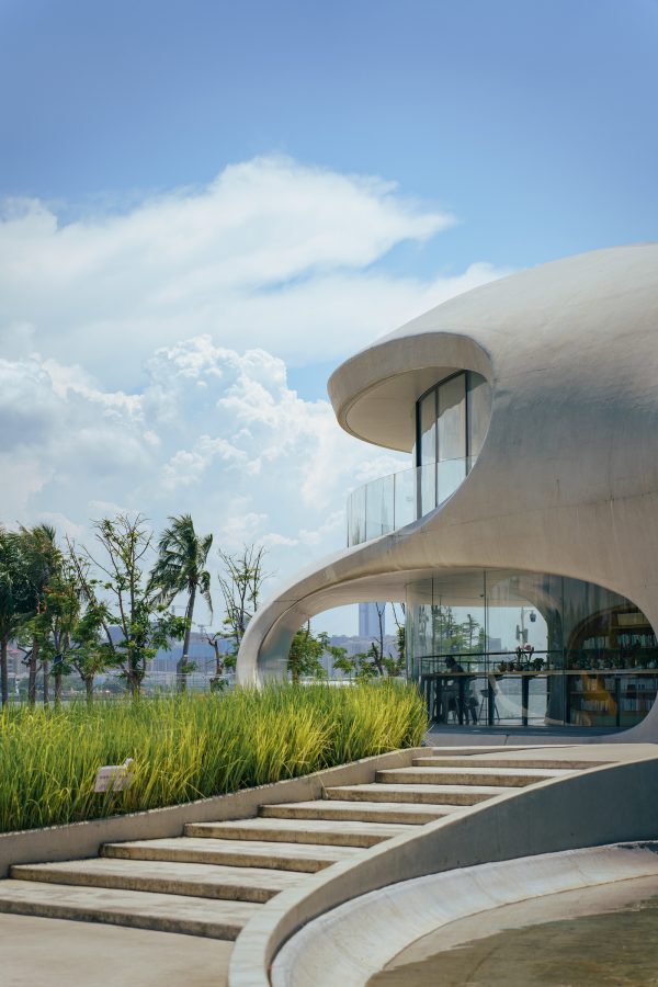 A sculptural building in a park at daytime in Haikou.