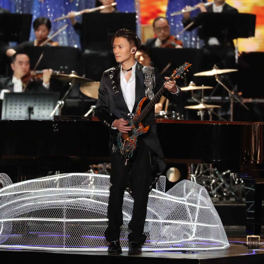 Nicholas Tse, who continues his solo tour in Guangzhou, is seen performing with an electric guitar on stage.