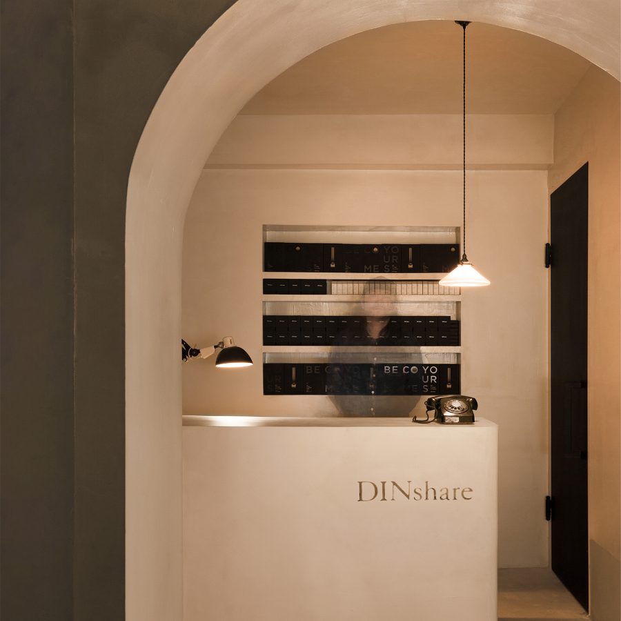 The checkout counter and cashier fading out of view at perfume brand DinShare in Guangzhou.