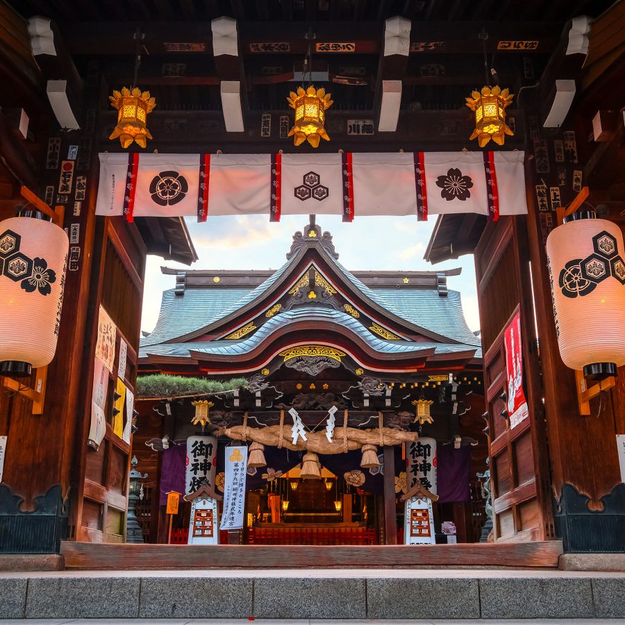 The regal entrance to Kushida Shrine.