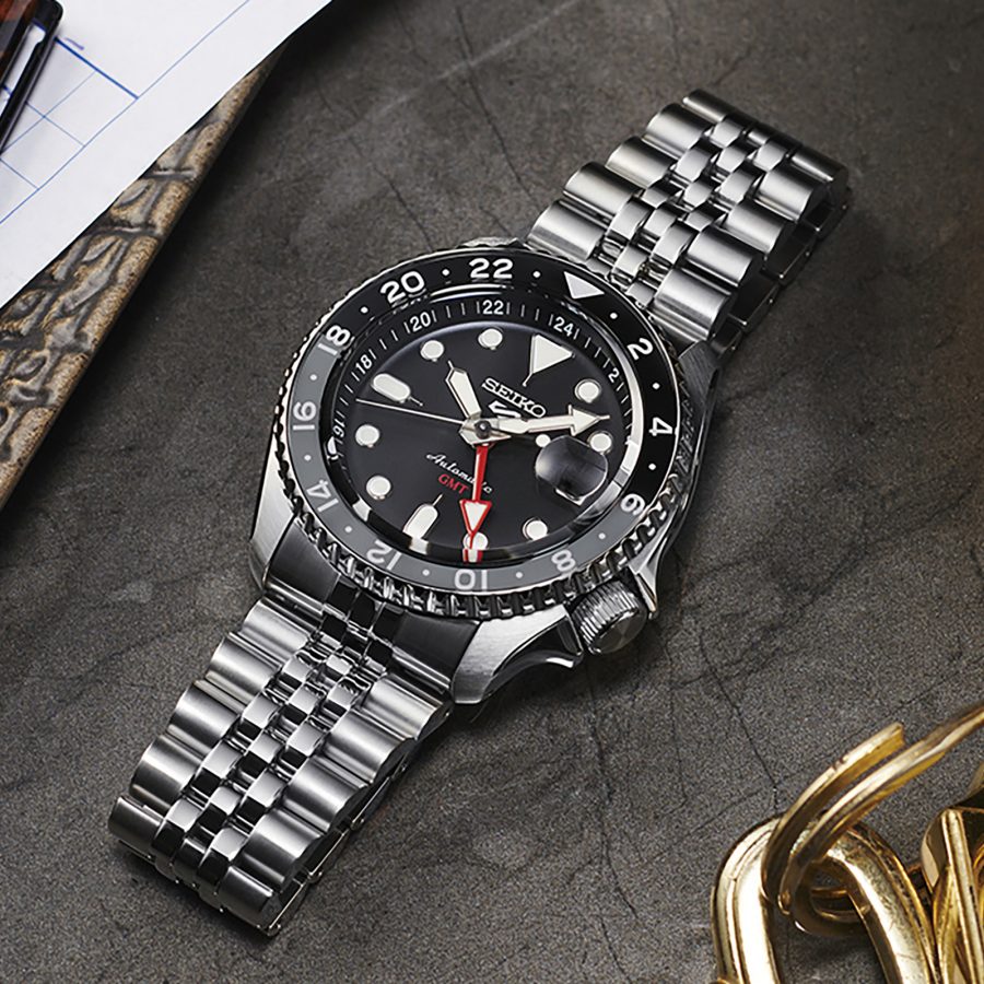 The Seiko SSK001 next to a pen, paper, lamp and keys.