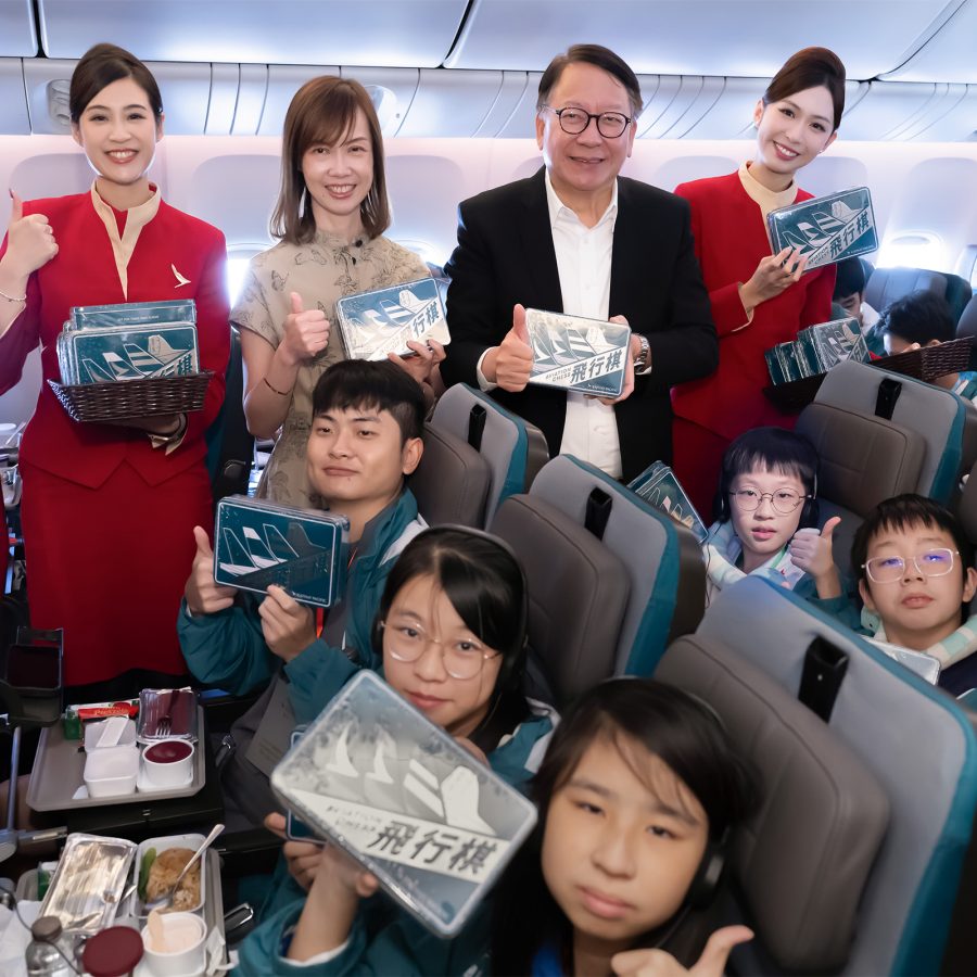 Young passengers onboard Cathay Pacific’s I Can Fly Discovery Flight pose with cabin crew and Cathay Chief Customer and Commercial Officer Lavinia Lau.