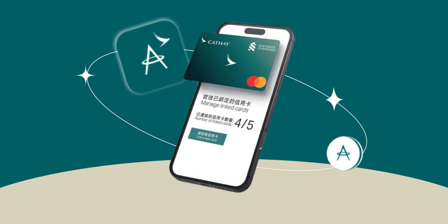 一張渣打國泰Mastercard從手機屏幕顯示的國泰綁定信用卡頁面躍出。
