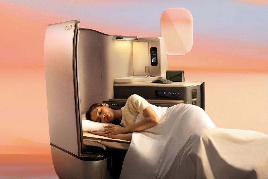 キャセイパシフィック航空の新ビジネスクラス『アリア・スイート』でくつろぐ女性｜羽田発航空券最大30,000円割引セール実施中｜公式サイト限定