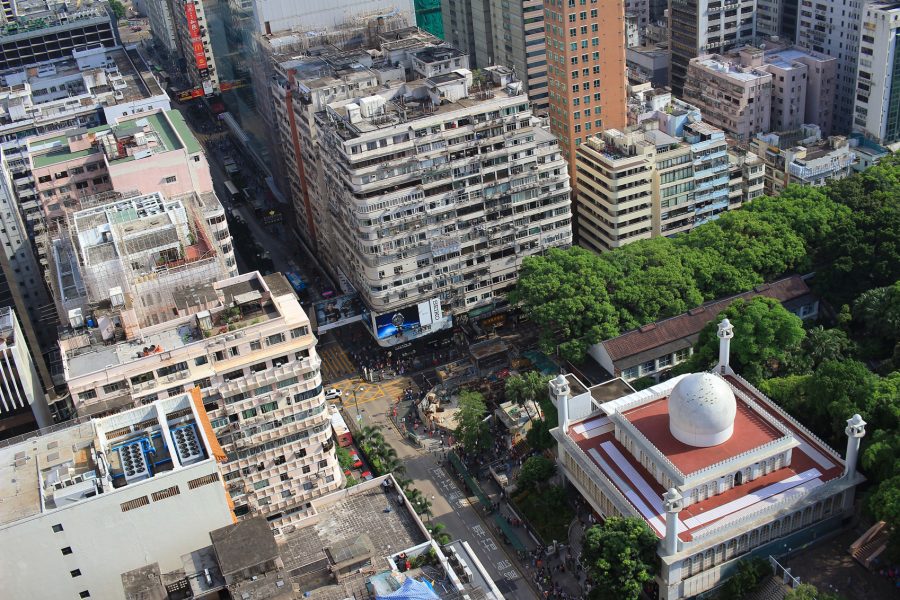 Kowloon Mosque enjoys a central location