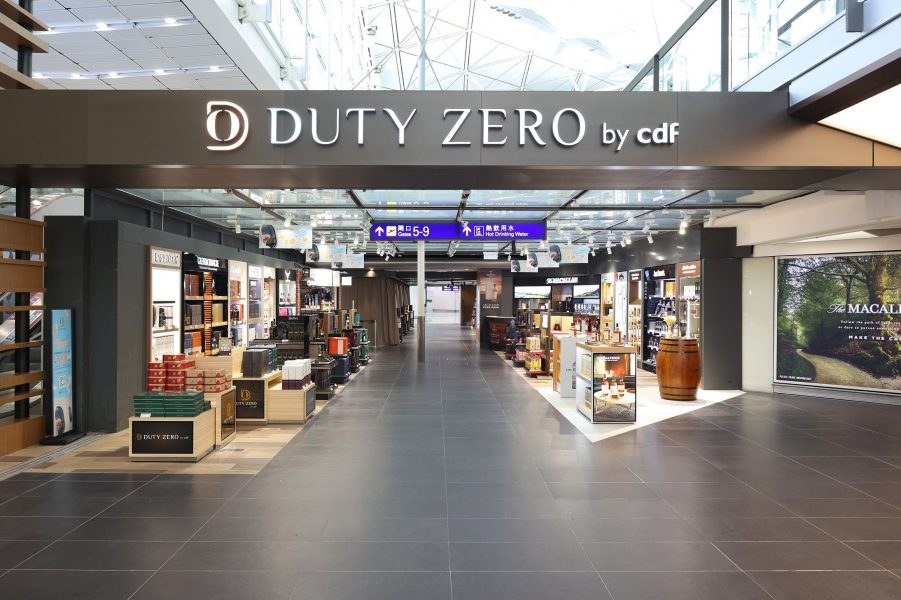 The storefront of Duty Zero at Hong Kong International Airport. A wide passageway separates either sides of the shop. 