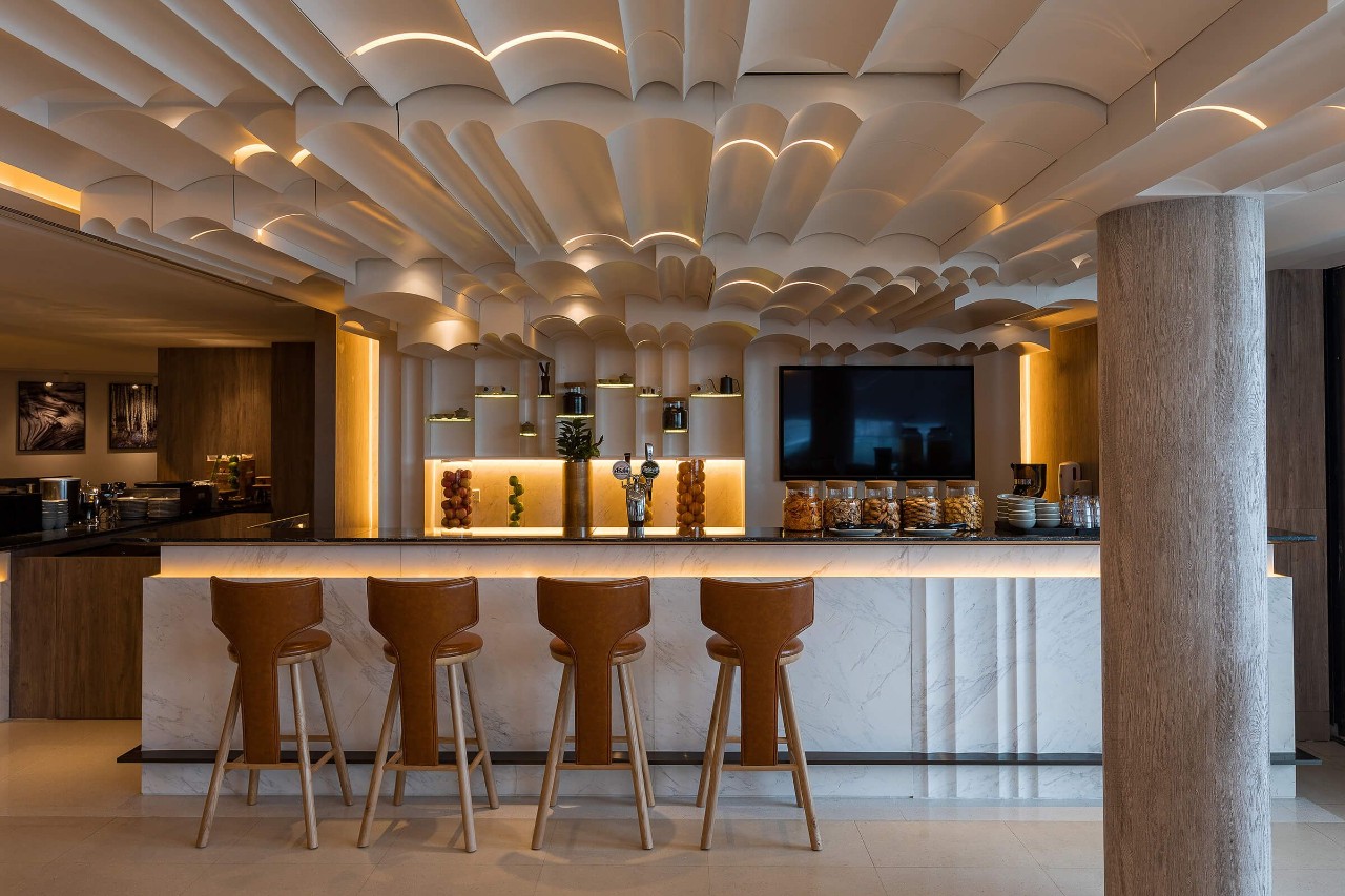 plaza-premium-lounge_aero-bar_hero-interior-shot_2400x1600.jpg