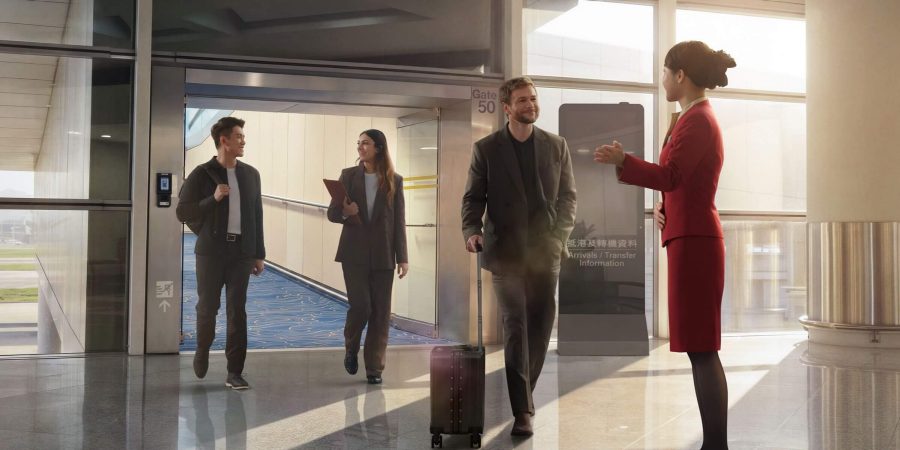 พนักงานของ Cathay Pacific ต้อนรับผู้โดยสารขาเข้าที่ประตูทางออกขึ้นเครื่องบิน